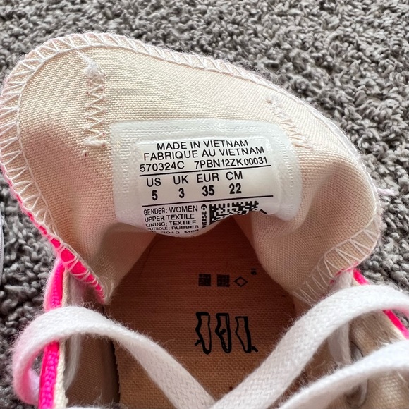 ❌SOLD❌Converse all star platform low top shoes women’s size 5
Hot pink - Picture 4 of 5